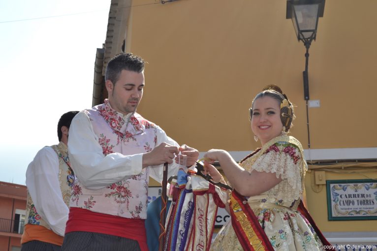 David Ochoa y Marta Lledó imponen sus corbatines a la bandera