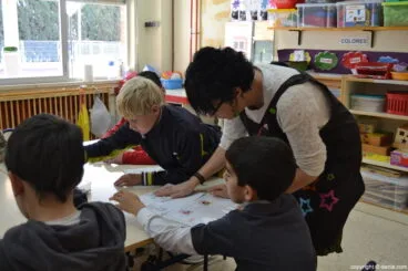 La profesora ayuda a uno de los alumnos