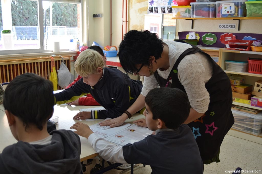 La profesora ayuda a uno de los alumnos