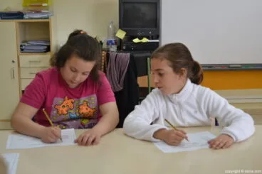 Alumnas de Raquel Payà rellenando una ficha de actividades
