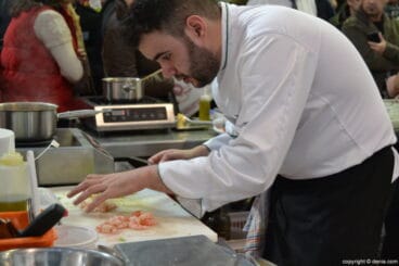 Preparando uno de los platos de gamba roja en el Mercat Municipal
