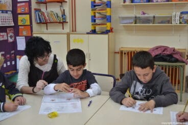 Alumnos del Raquel Payà rellenando una ficha de actividades