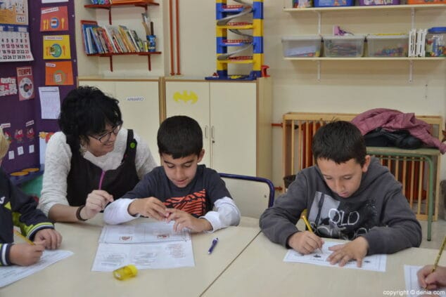 07 Alumnos del Raquel Payà rellenando una ficha de actividades