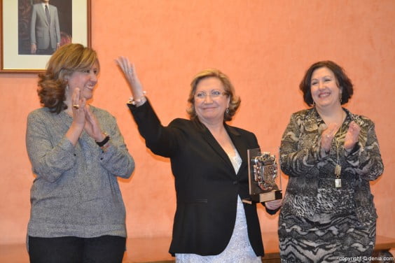 Carmen Piera con su reconocimiento del Día de la Mujer en Dénia