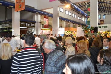 Ambiente en el Mercat Municipal de Dénia