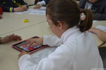 Lucía trabajando con su Ipad en clase