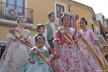 Nuevas falleras en el Día de la bandera del Oeste