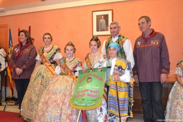 09 Port Rotes recoge el premio al ninot indultat