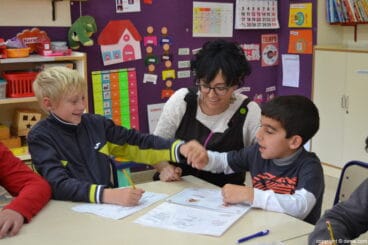 Alumnos del Raquel Payà rellenando una ficha de actividades