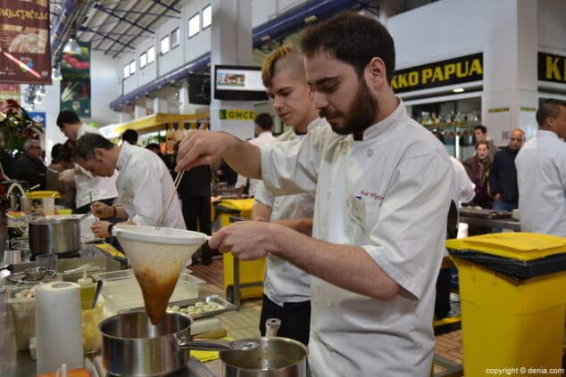 10 Preparación de uno de los platos del concurso de gamba roja de Dénia