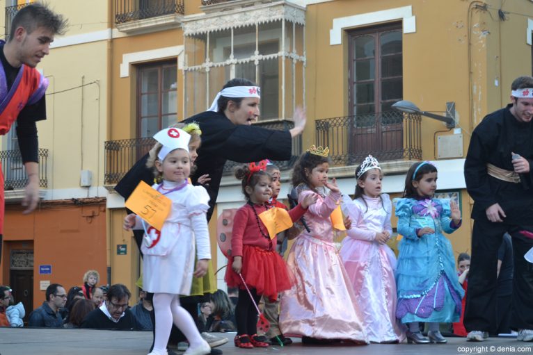 Desfile de disfraces en el carnaval de Dénia 2014