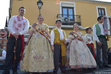 Nuevas falleras en el Día de la bandera del Oeste