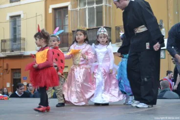 Desfile de disfraces en el carnaval de Dénia 2014