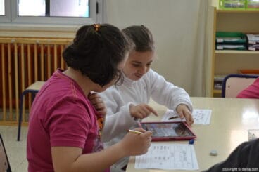 Silvia y Lucía mirando el Ipad