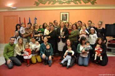 14 Carmen Piera con los padres y madres que acudieron a su homenaje