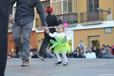 Desfile de disfraces en el carnaval de Dénia 2014