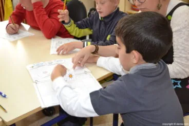 Un alumno rellenando su ficha