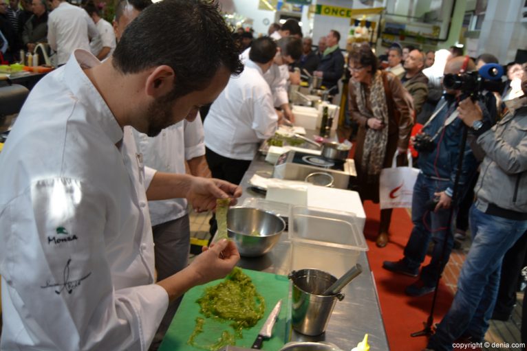 Show cooking durante el 3er Concurso de cocina de la Gamba Roja de Dénia