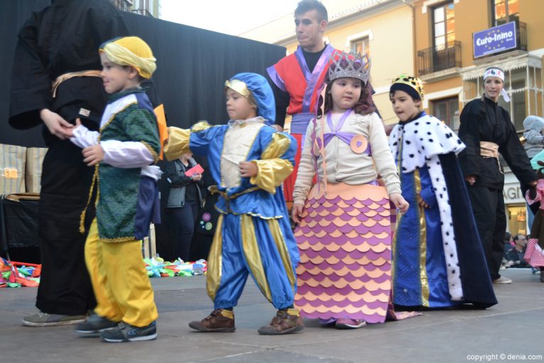 Desfile de disfraces en el carnaval de Dénia 2014