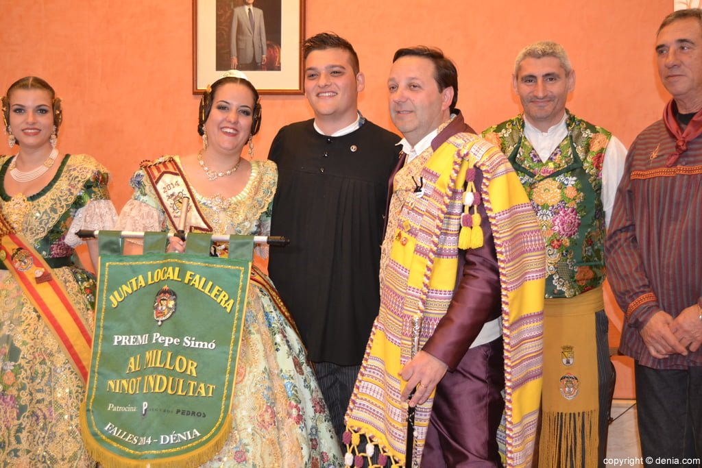 Baix la Mar recoge el premio del Ninot Indultat