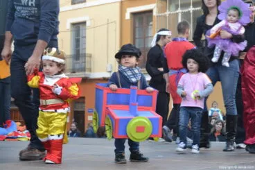 Desfile de disfraces en el carnaval de Dénia 2014