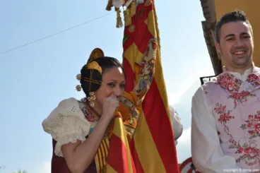 Nuevos falleros en el Día de la bandera del Oeste