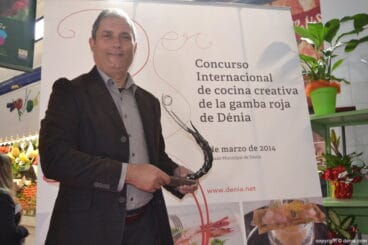 Toni Marí con una de las esculturas realizadas para el concurso de cocina de la gamba roja