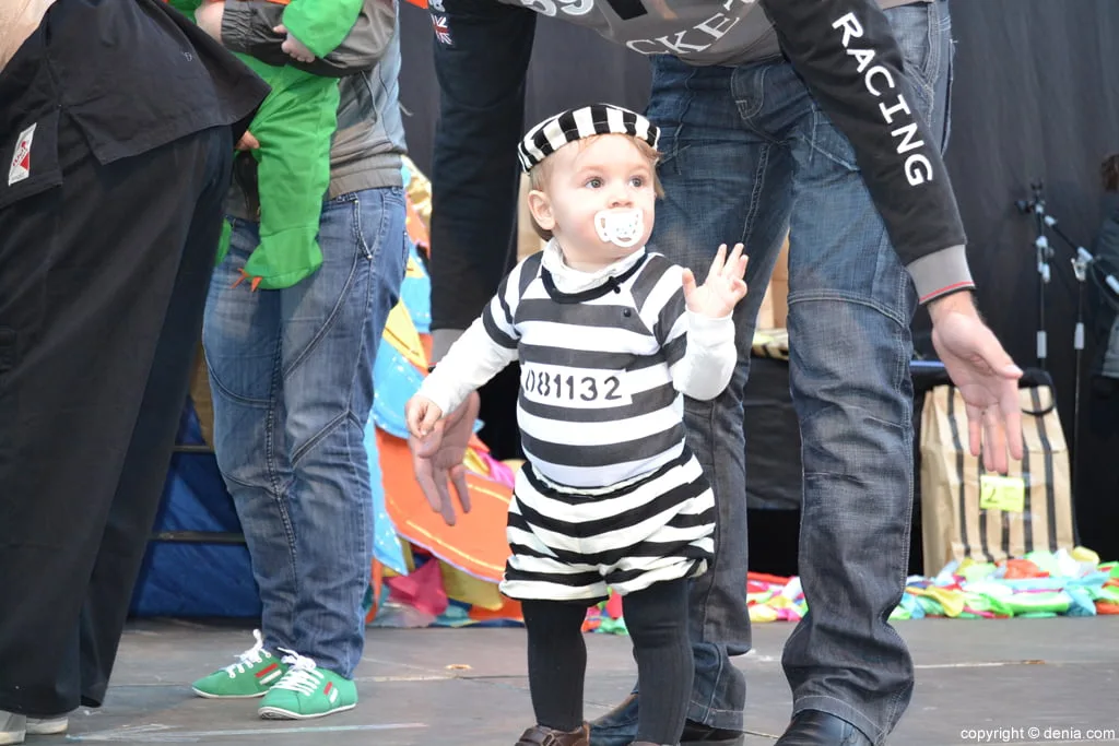 Desfile de disfraces en el carnaval de Dénia 2014