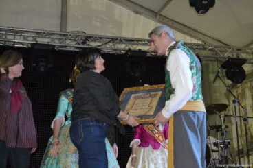 Entrega de pergamino a Mila Moreno