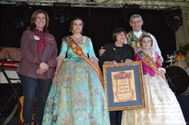 Entrega de pergamino a Mila Moreno