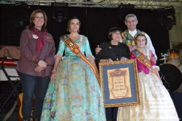 Entrega de pergamino a Mila Moreno