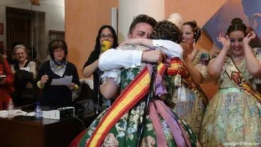 Abrazo entre los cargos de Baix la Mar