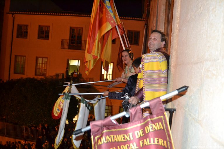 Baix la Mar celebra su premio desde el balcón del ayuntamiento
