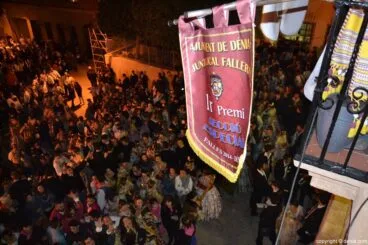 Baix la Mar celebra su premio desde el balcón del ayuntamiento