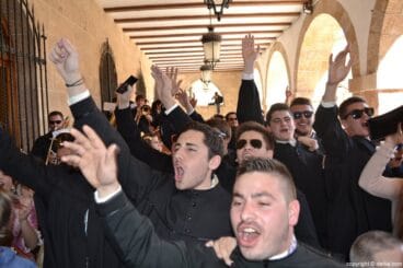 Falleros del Centro celebrando el 1º premio en infantiles