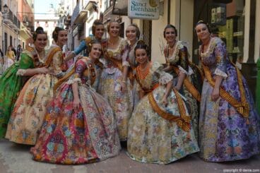 Falleras del Centro celebrando el 1º premio en infantiles