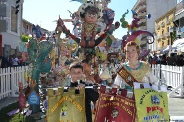 Adela Chornet y Javier Sierra con el banderín de primer premio infantil