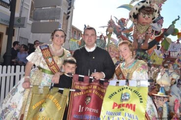 Los cargos de la falla Centro 2014 en el monumento infantil
