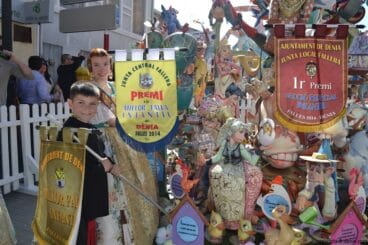 Los cargos de la falla Centro 2014 en el monumento infantil