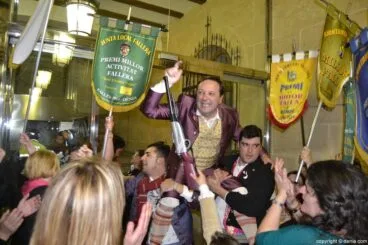 Los falleros de baix la Mar aúpan a su presidente