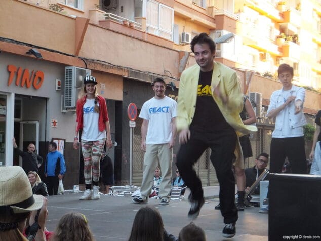 Actuación de baile Fiesta Primavera DNA ink