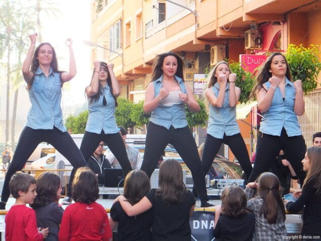 Actuación juvenil Fiesta de la Primavera DNA ink