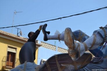 Artista rematando detalles en Baix la Mar