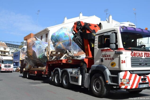 Baix la mar saca los ninots a la calle