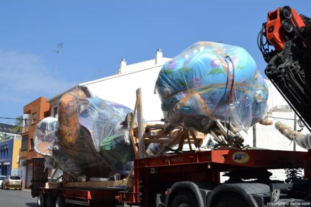 Camión con los ninots de Baix la Mar