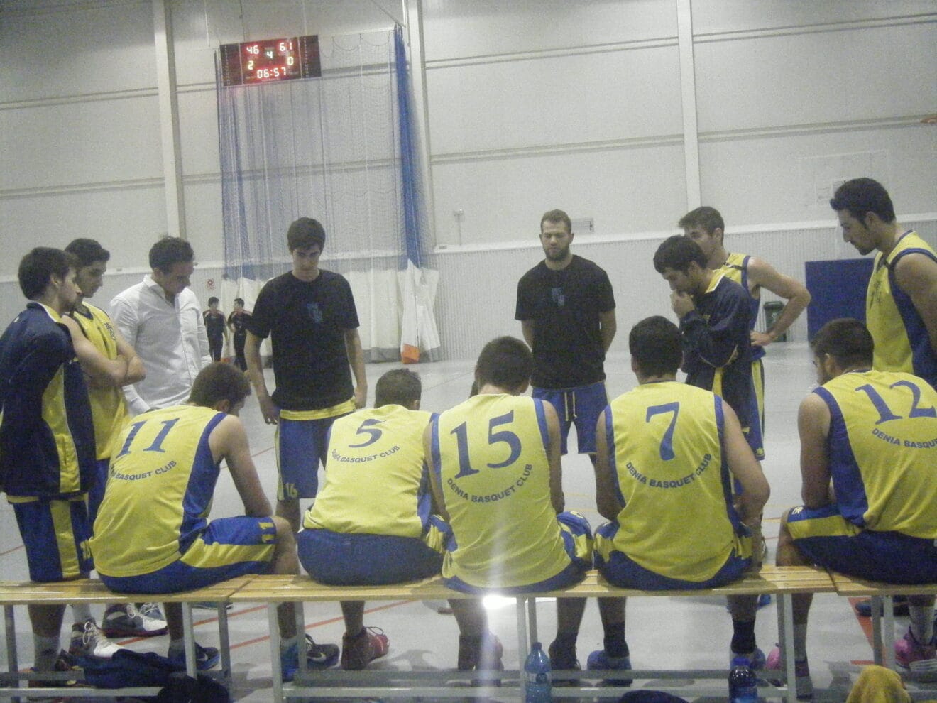 Luis Suances dando instrucciones a sus jugadores