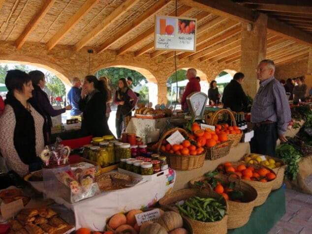 El Mercat del Riu Rau de Jesús PObre reúne cada semana a centenares de personas