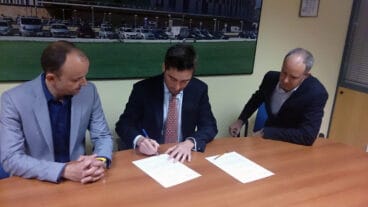 El presidente de Jovempa y el director de Portal de la Marina en la firma del convenido Jovempa