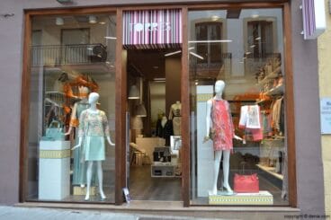 Escaparate de Torres Basic Moda en Dénia