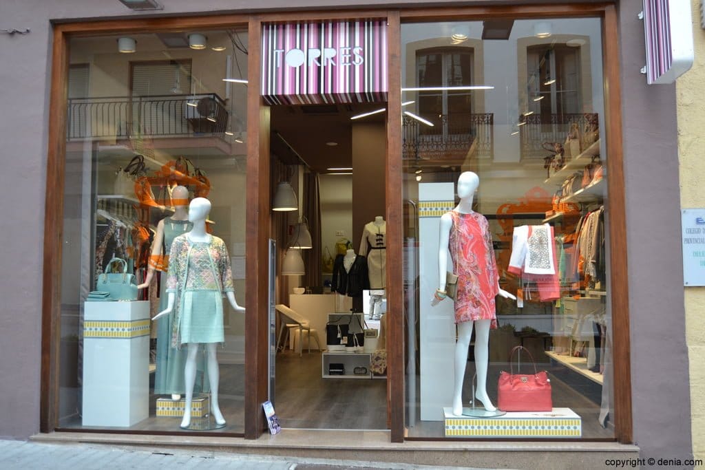 Escaparate de Torres Basic Moda en Dénia